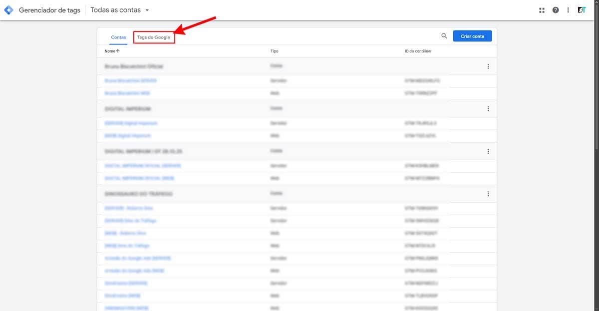 Painel do Gerenciador de tags (GTM) do Google listando contas com uma seta vermelha apontando para a aba "Tags do Google".