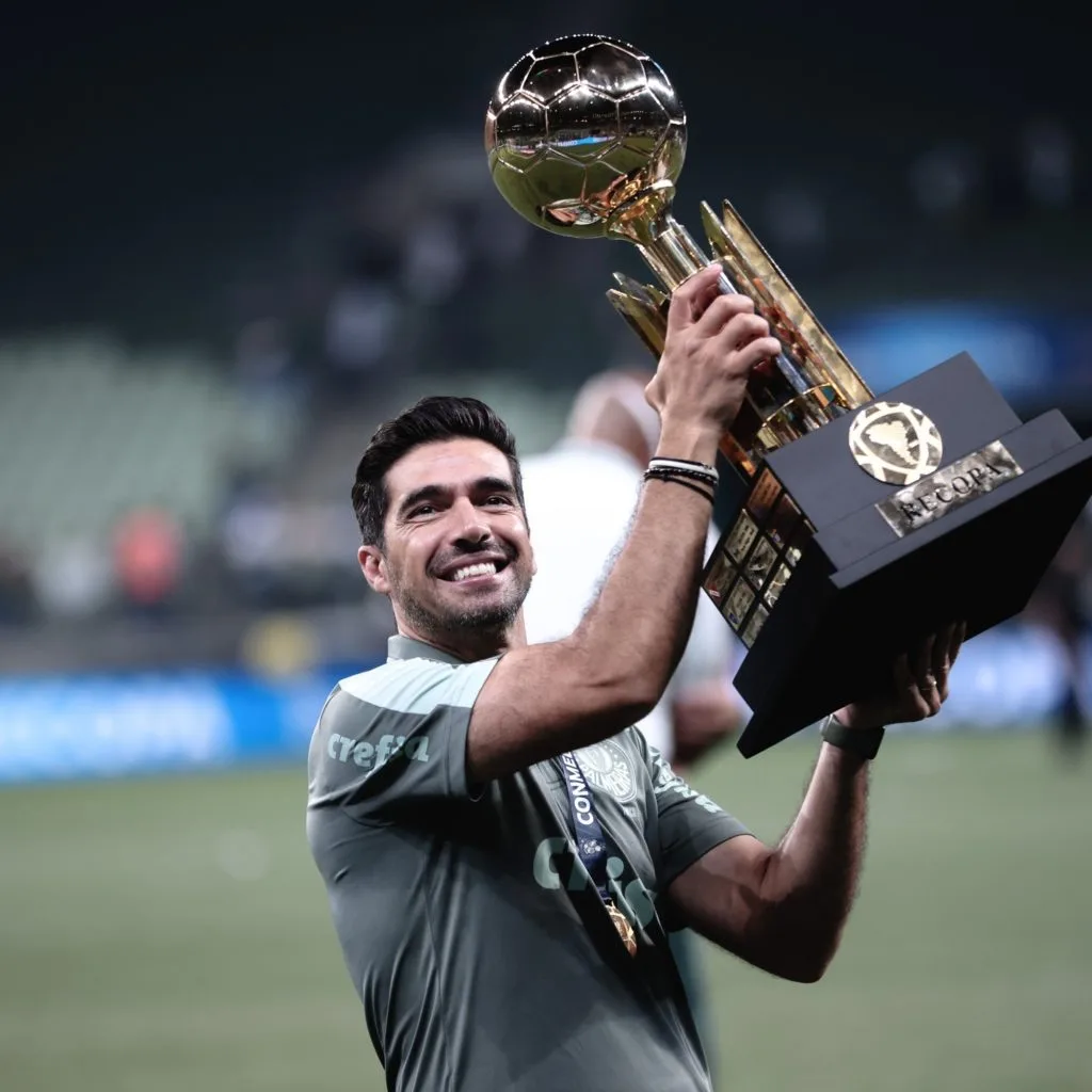 Técnico Abel Ferreira segura título da Recopa.