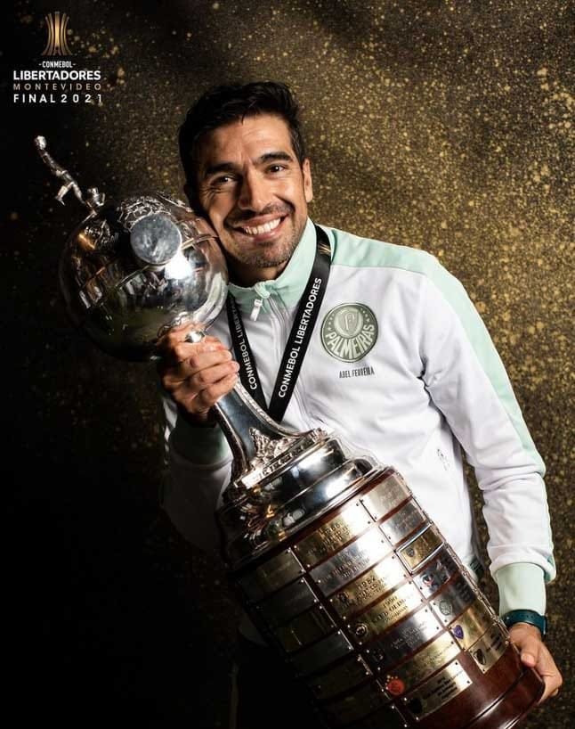 Técnico, Abel Ferreira, do Palmeiras, segurando o troféu da Copa Libertadores da América 2021