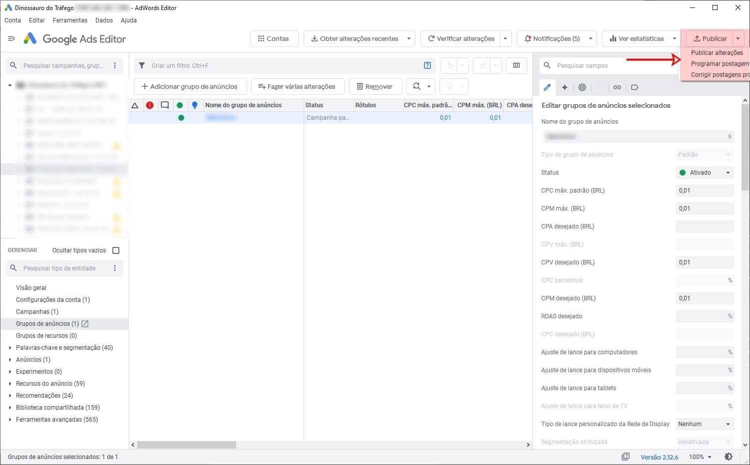 Uma ilustração em sketch design com vários elementos: um cérebro, um brontossauro, o logo do Google Ads, conectores digitais, um velociraptor, logo de Roberto Dino e o título "O Ecossistema do Google Ads Editor em 2026: Funcionalidades, Aplicações e o Perfil do Profissional de Mídia.
